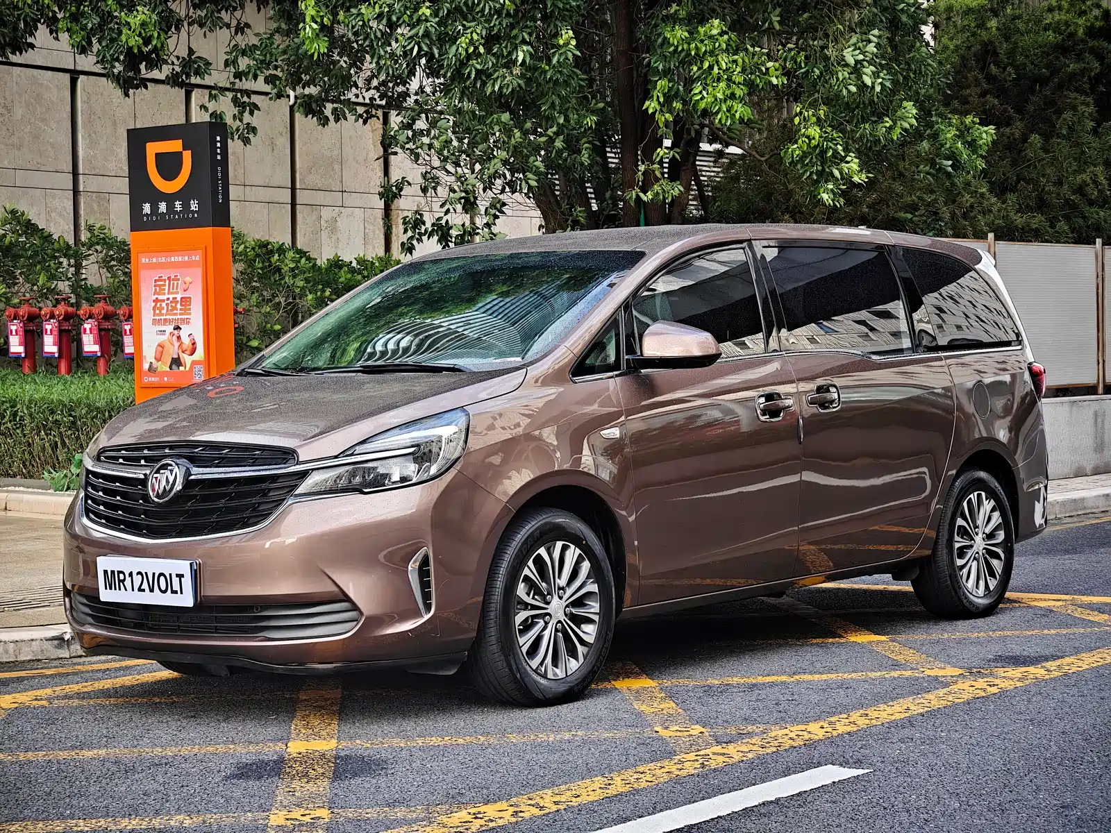 Photo 1 - Buick GL8