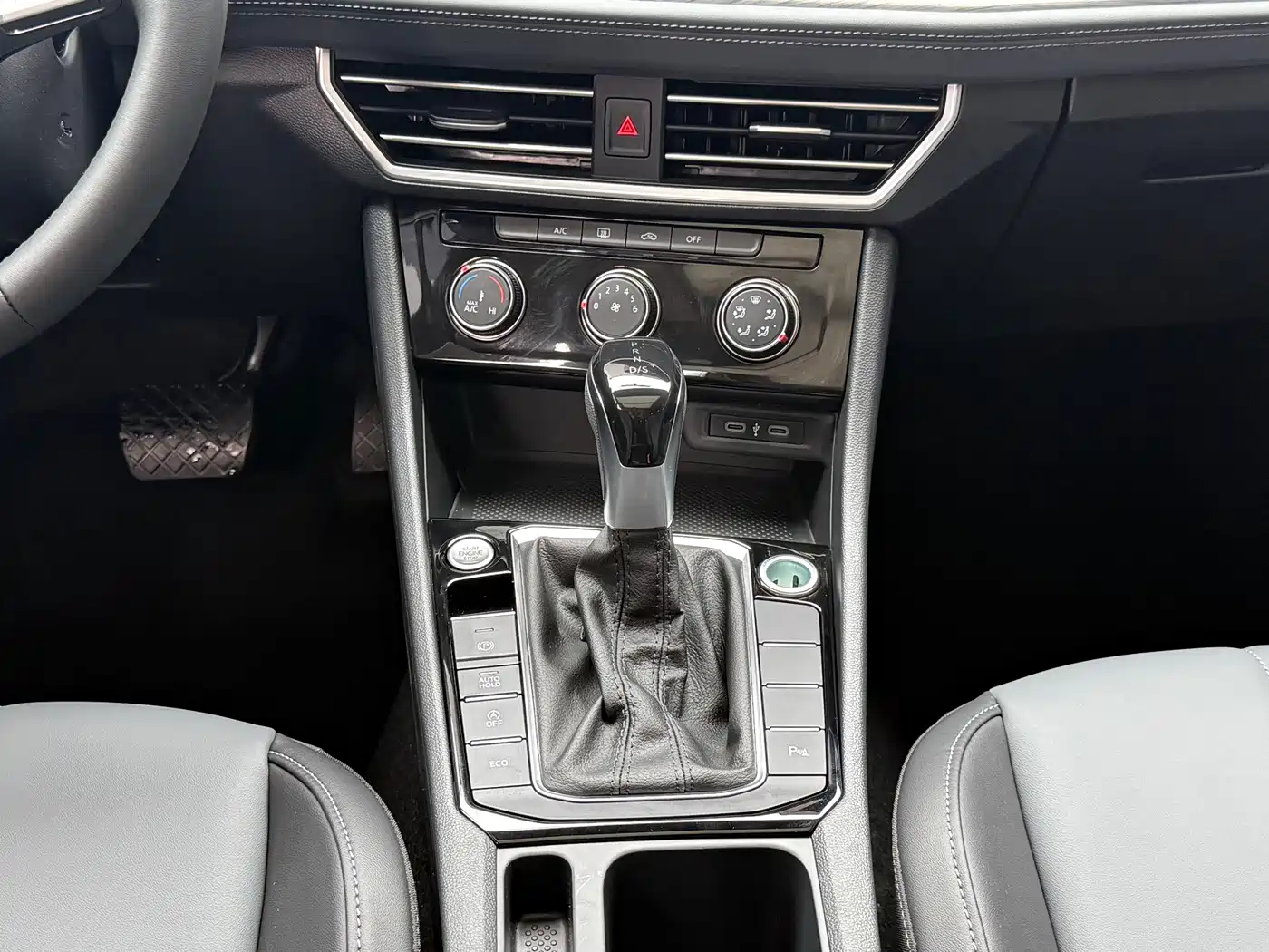 Volkswagen Sagitar 2026 2025 Model Year 3rd Facelift 300TSI DSG Surpassing Edition