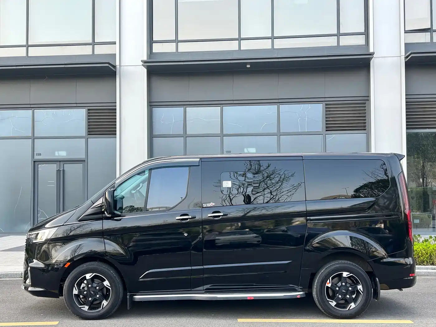 Ford Tourneo 2023 2.0T Automatic Premium Edition фото 7