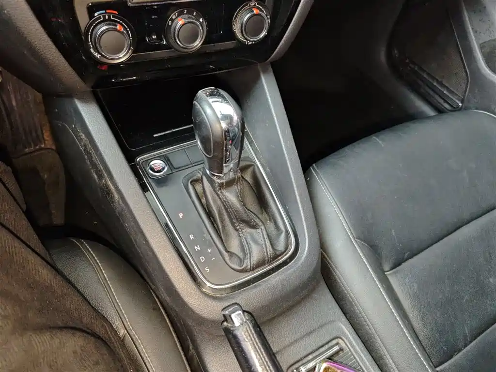 Volkswagen Sagitar 2018 1.6L Automatic Comfort фото 10