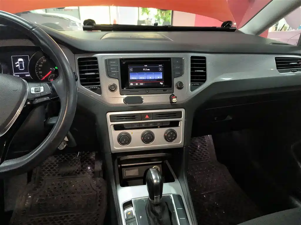 Volkswagen Golf Sportsvan 2016 230TSI Automatic Progressive фото 9