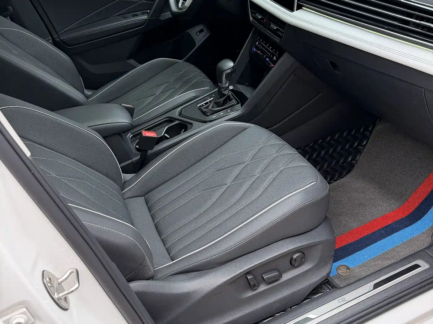 Volkswagen Tiguan L 2022 330TSI Auto 2WD R-Line Premium Edition фото 5