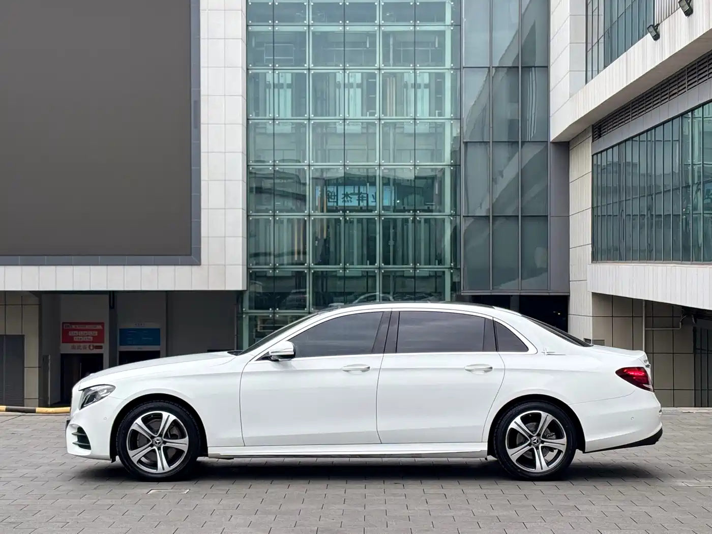 Mercedes-Benz E-Class 2020 Model E 260 L Sport фото 14