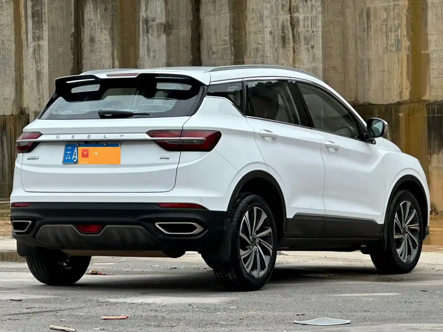 Фото 3 - Geely Coolray
