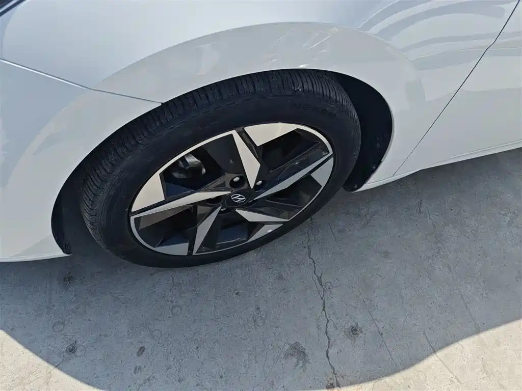 Hyundai Elantra 2022 1.5L CVT LUX Premium Edition фото 25