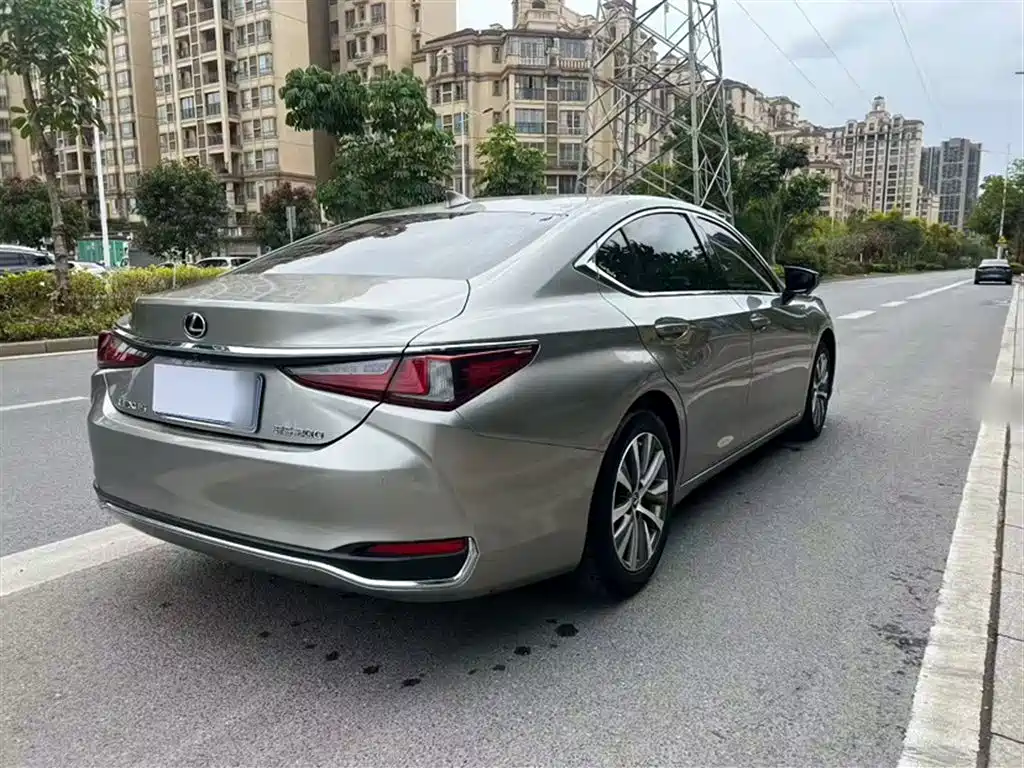صورة 25 - Lexus ES
