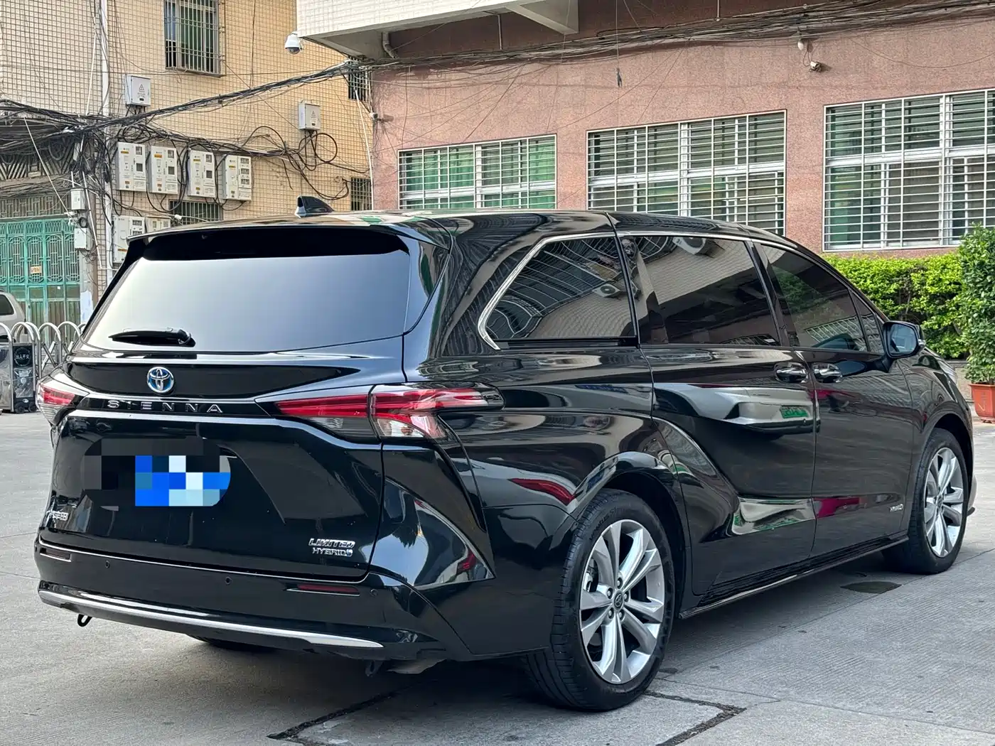 Toyota Sienna 2023 2.5L Hybrid Premium Edition фото 5
