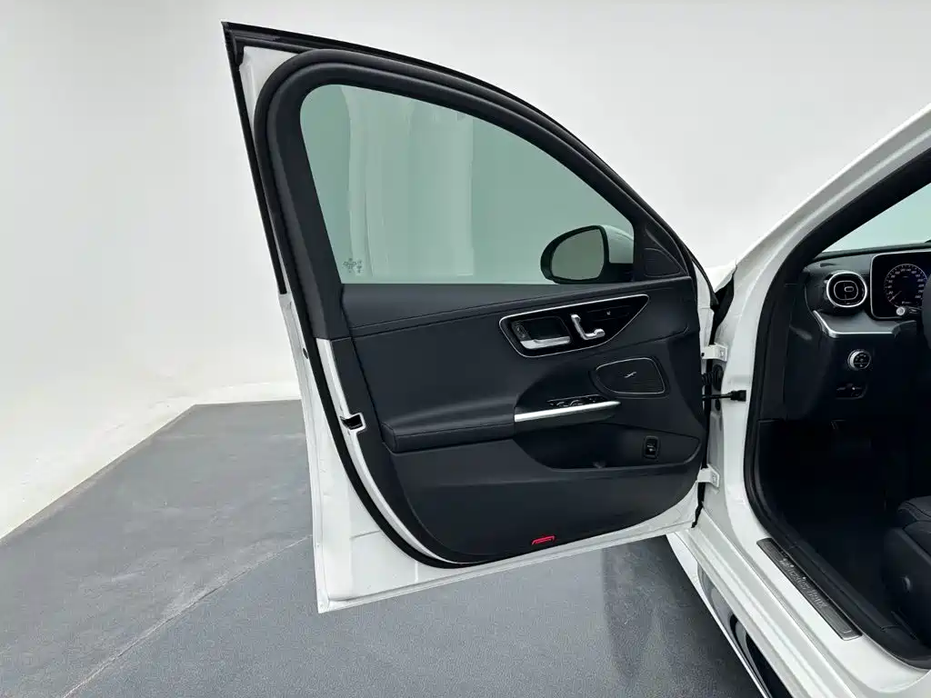Photo 15 - Mercedes-Benz C-Class