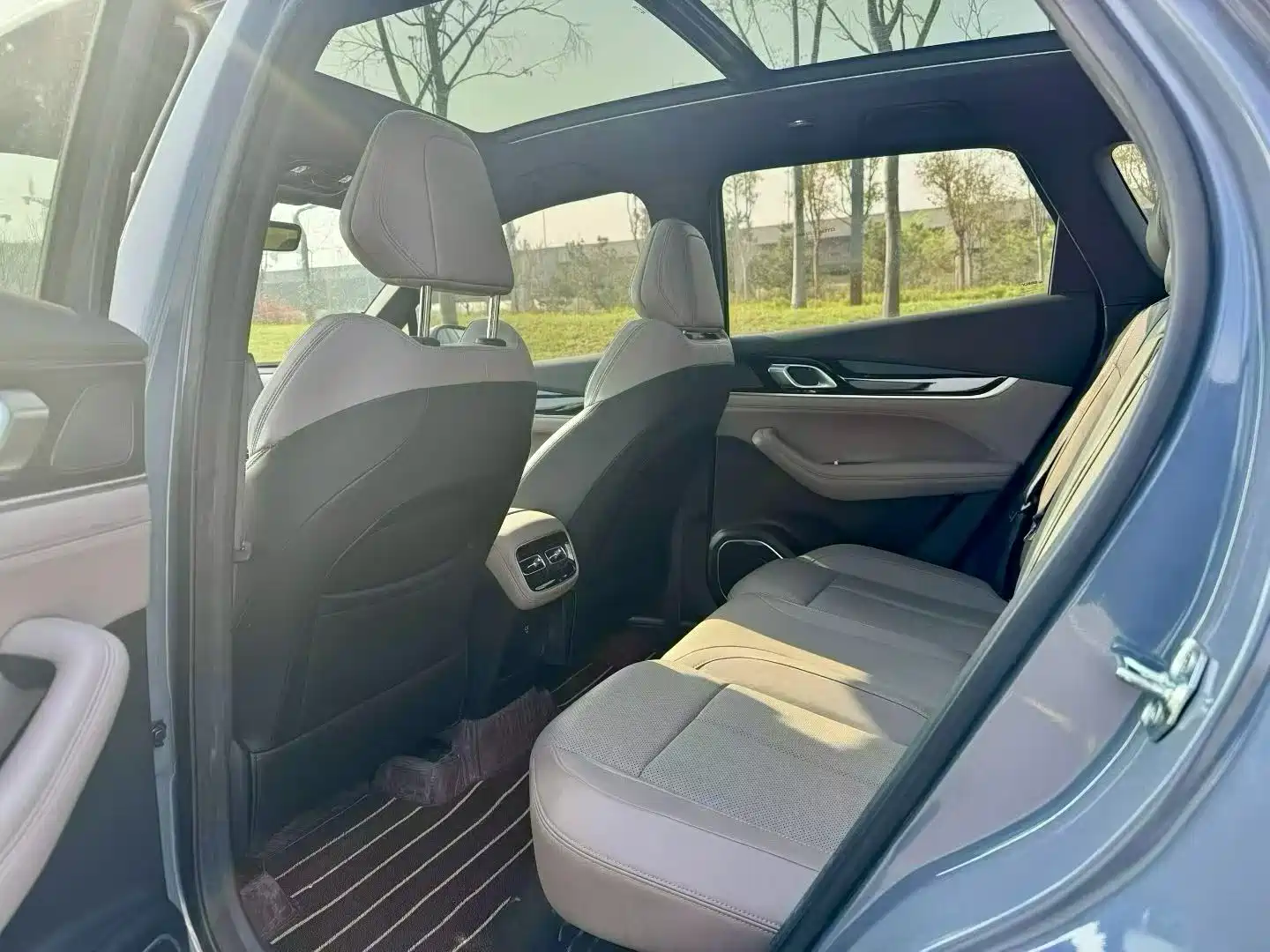 Photo 6 - Geely Atlas L