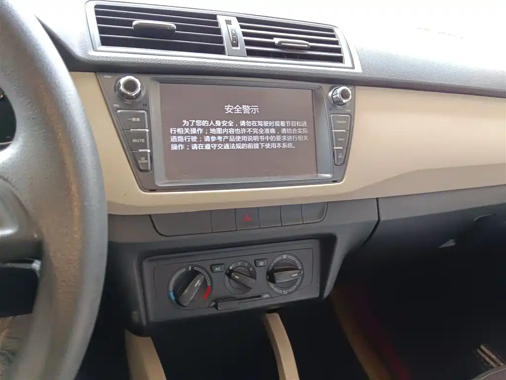 Škoda Fabia 2015 1.6L Automatic Innovation Edition фото 13