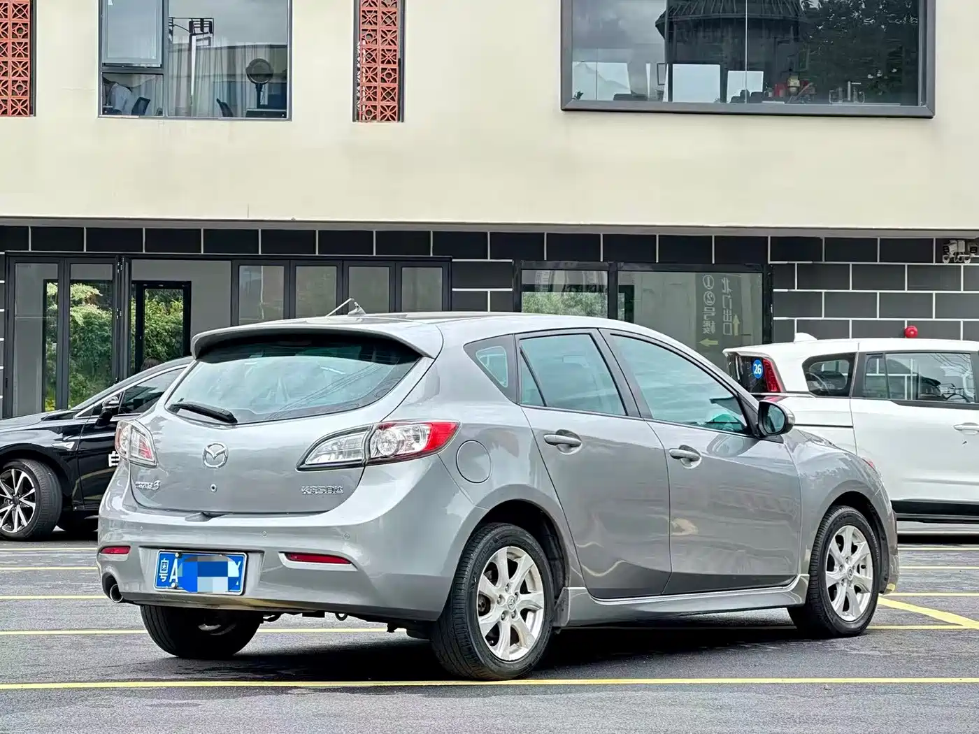 Mazda Mazda3 Axela 2013 2012 Hatchback 2.0L Automatic Luxury