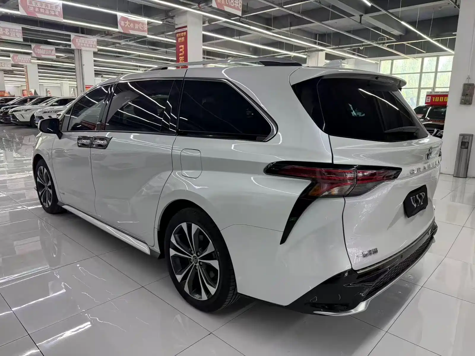 Фото 7 - Toyota Granvia