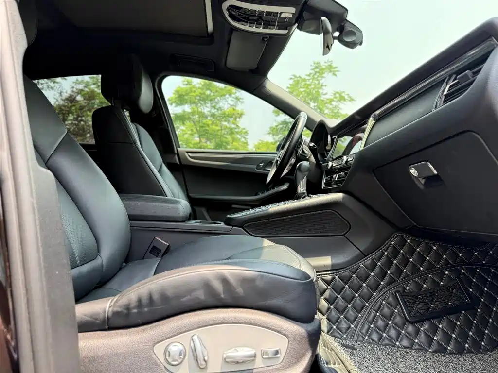 PORSCHE MACAN