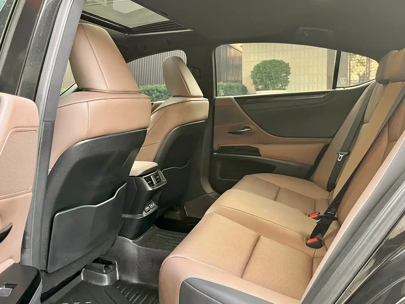 Lexus ES 2023 200 Excellence Edition фото 6