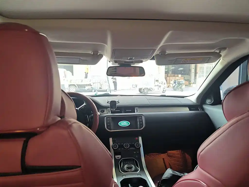 Land Rover Range Rover Evoque 2017 2.0T British Style Edition фото 9