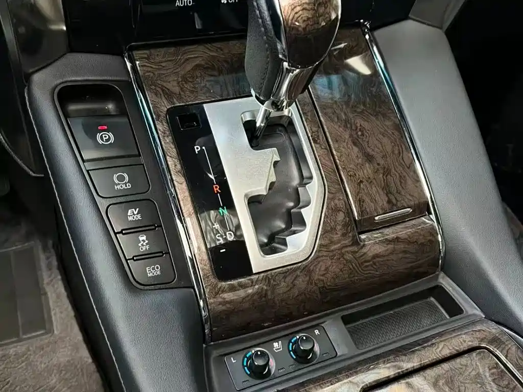 Фото 18 - Toyota Vellfire