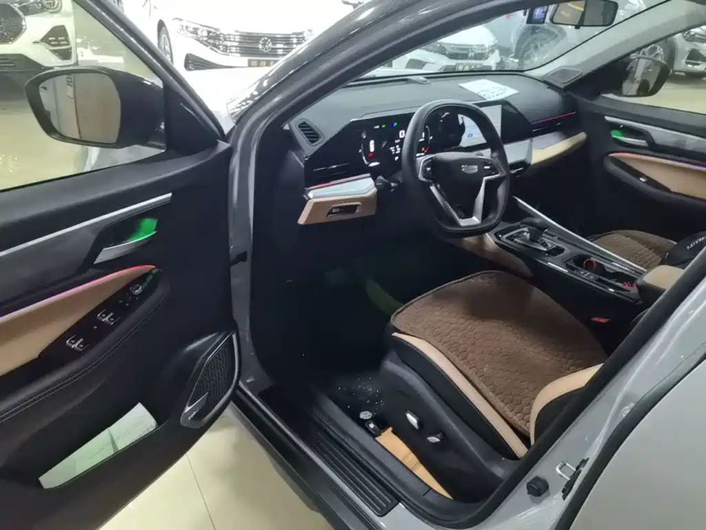 Фото 16 - Geely Haoyue PRO