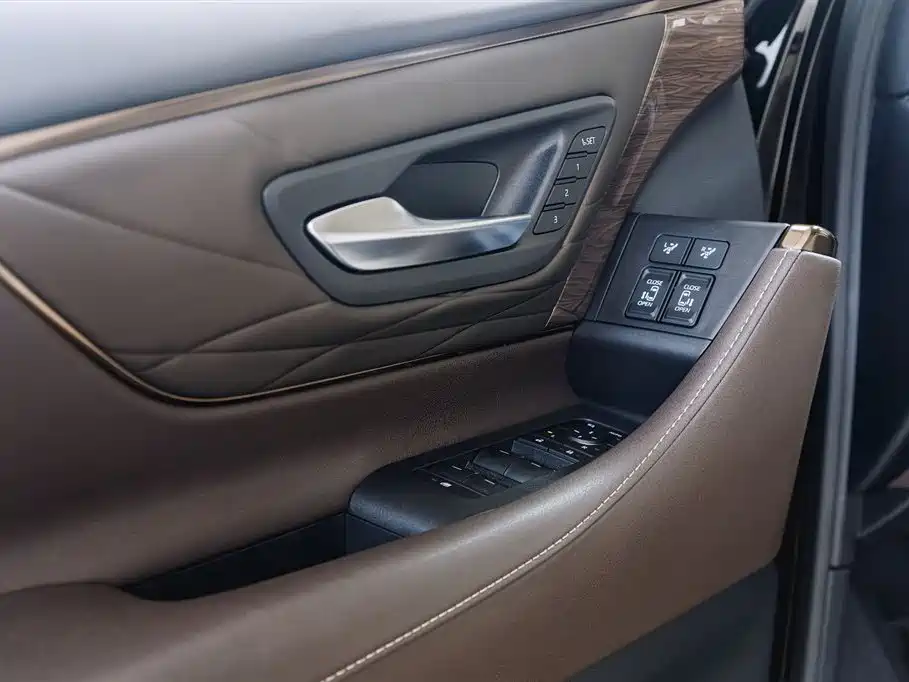 Toyota Vellfire 2024 Crown Hybrid 2.5L Executive Premium Edition фото 18