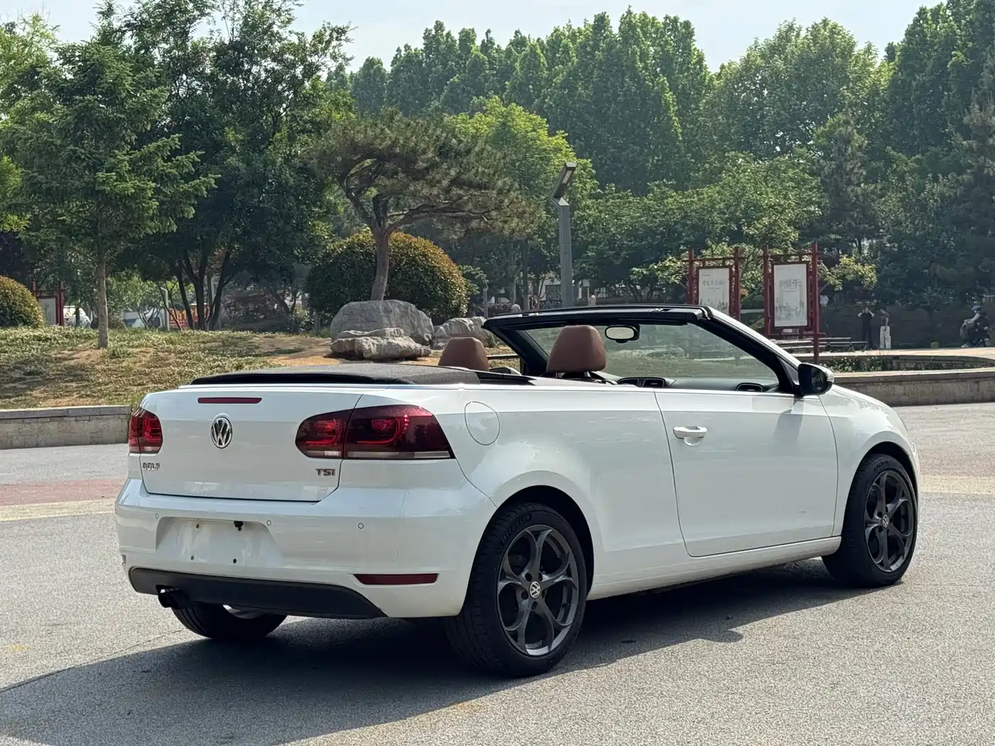 Volkswagen Golf (Import) 2012 1.4TSI Comfort Convertible Edition фото 6
