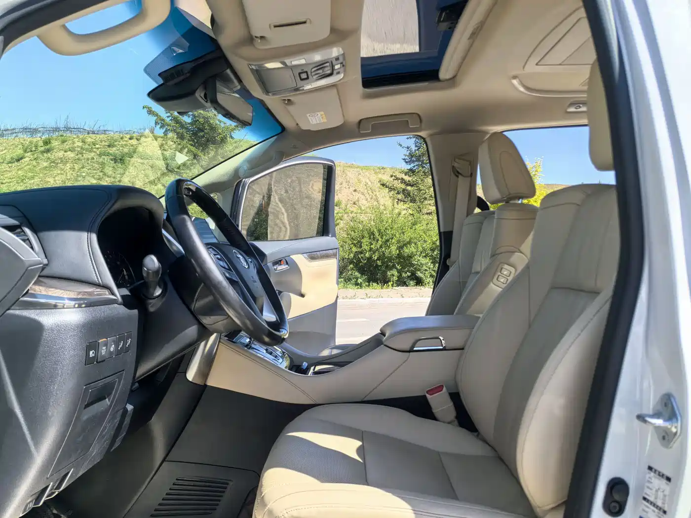 Toyota Alphard 2021 Hybrid 2.5L Premium фото 8