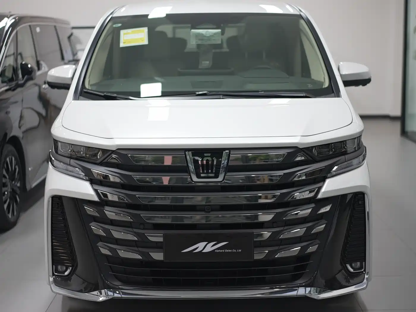 Toyota Vellfire 2024 Crown Hybrid 2.5L Executive Premium Edition фото 2