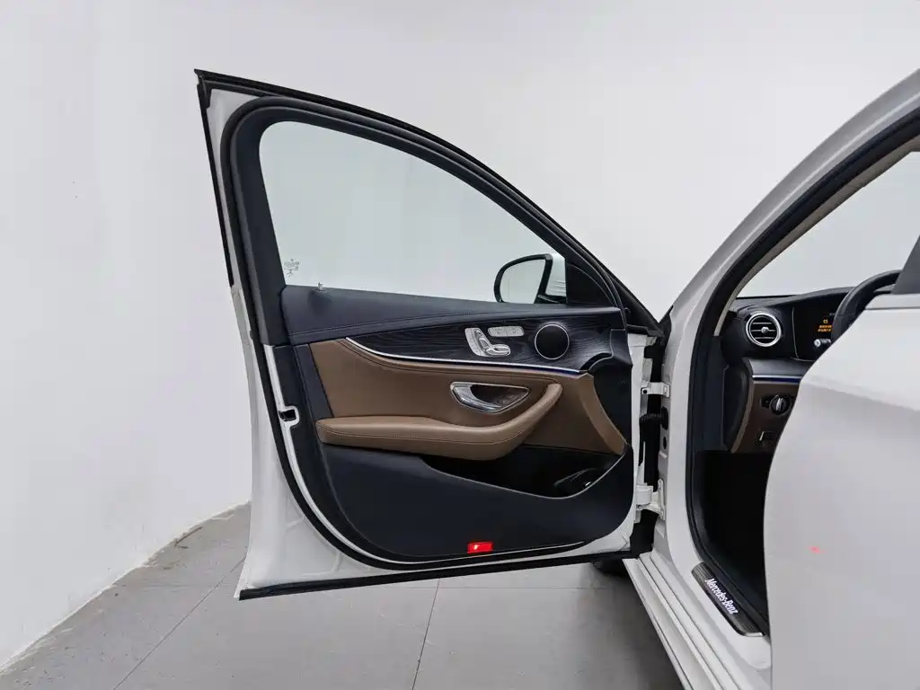 Photo 8 - Mercedes-Benz E-Class