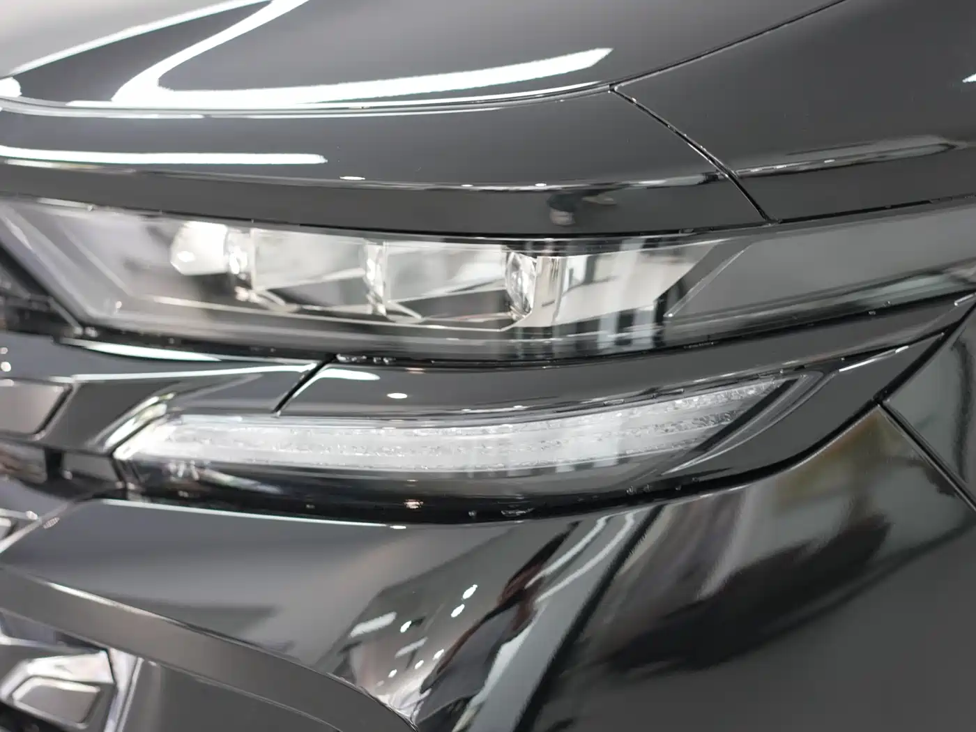 Toyota Vellfire 2025 Crown Hybrid 2.5L Ink Gold Executive Edition фото 3
