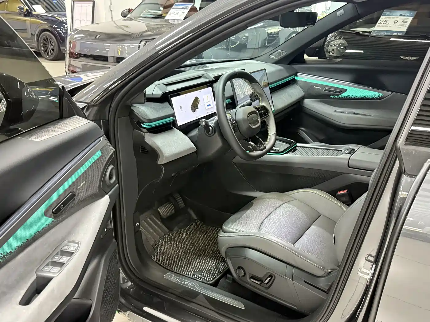 2025 Lynk & Co 08 EM-P