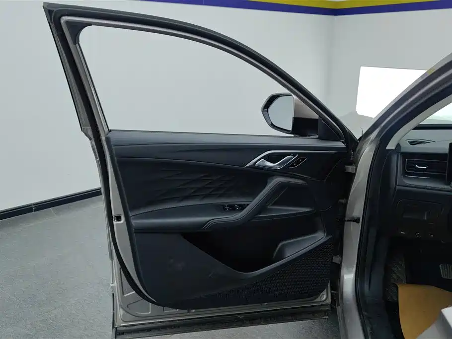 ROEWE RX5 NEW ENERGY