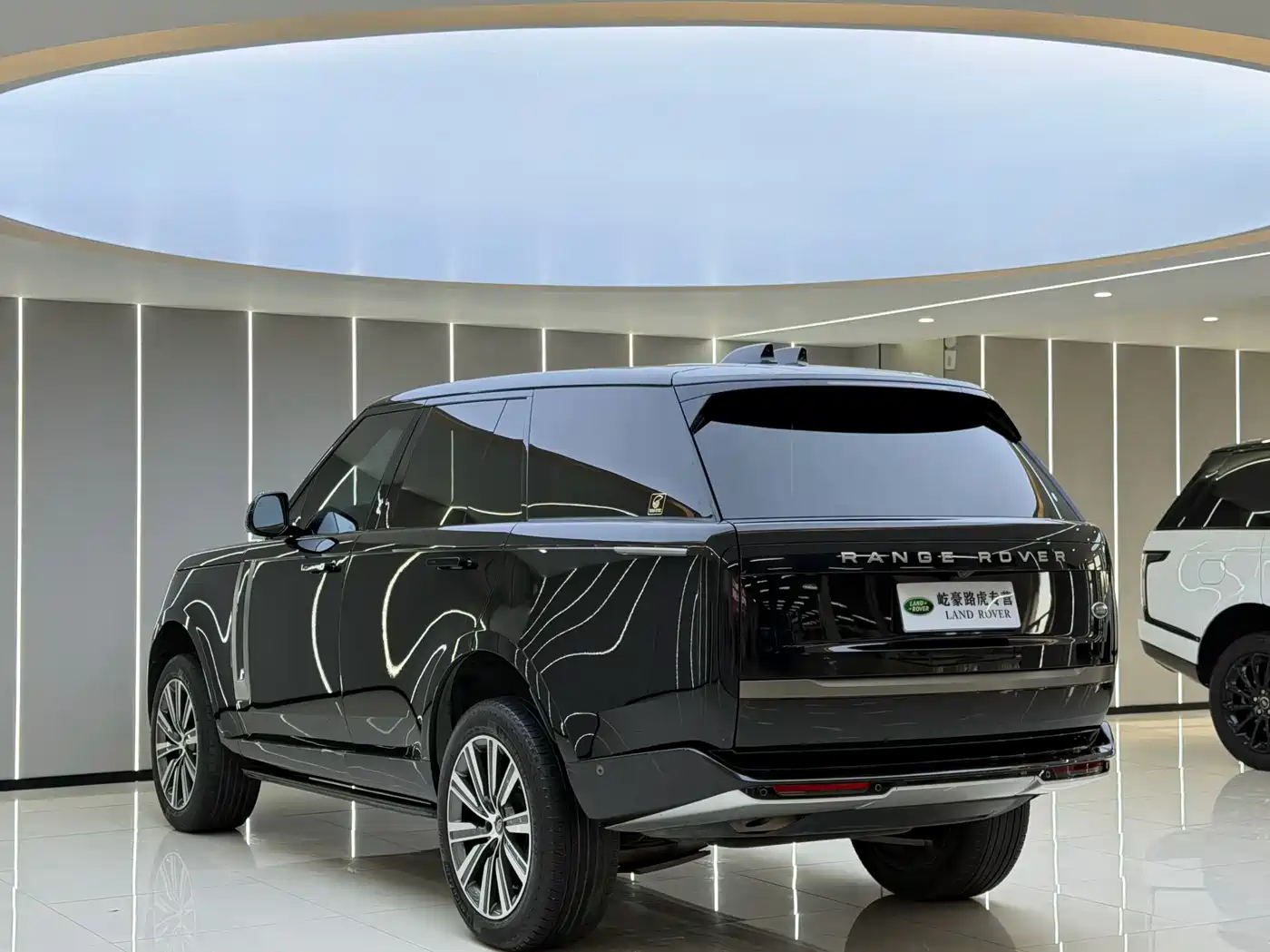 Land Rover Range Rover 2023 3.0 L6 360PS Golden Age Edition фото 7