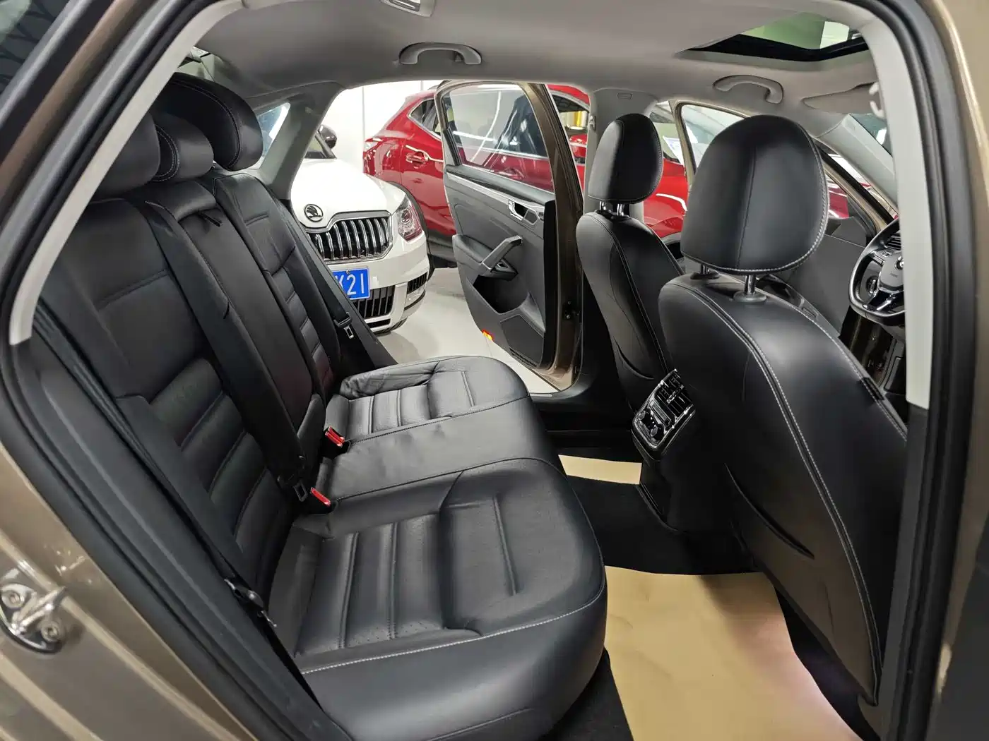 Volkswagen Passat 2016 330TSI DSG Executive Edition фото 8