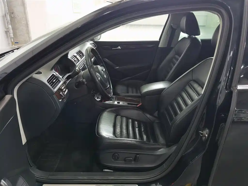 Volkswagen Passat 2011 1.8TSI DSG Royal Edition фото 10