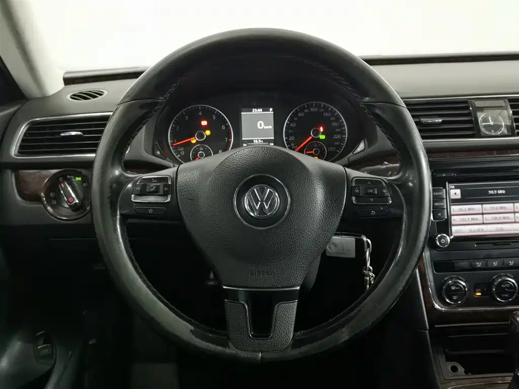 Volkswagen Passat 2011 1.8TSI DSG Royal Edition фото 11