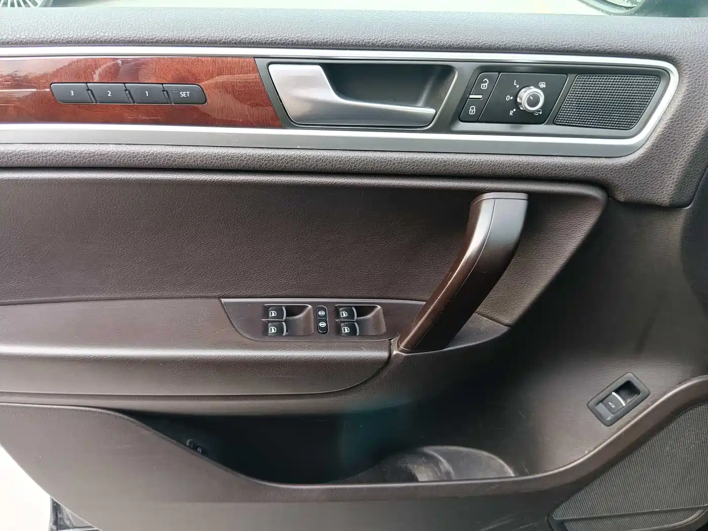Volkswagen Touareg 2011 3.0TSI Luxury фото 15