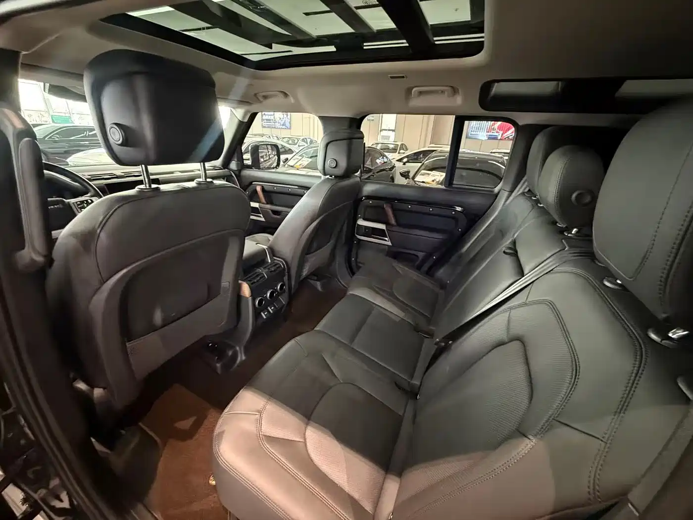 Land Rover Defender 2024 110 3.0T P400 Dark Special Edition фото 8