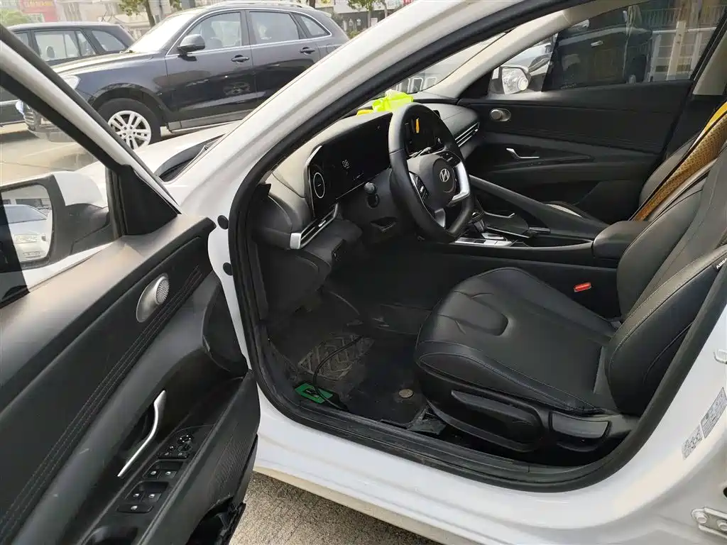 Hyundai Elantra 2023 1.5L CVT GLX Elite Edition фото 12