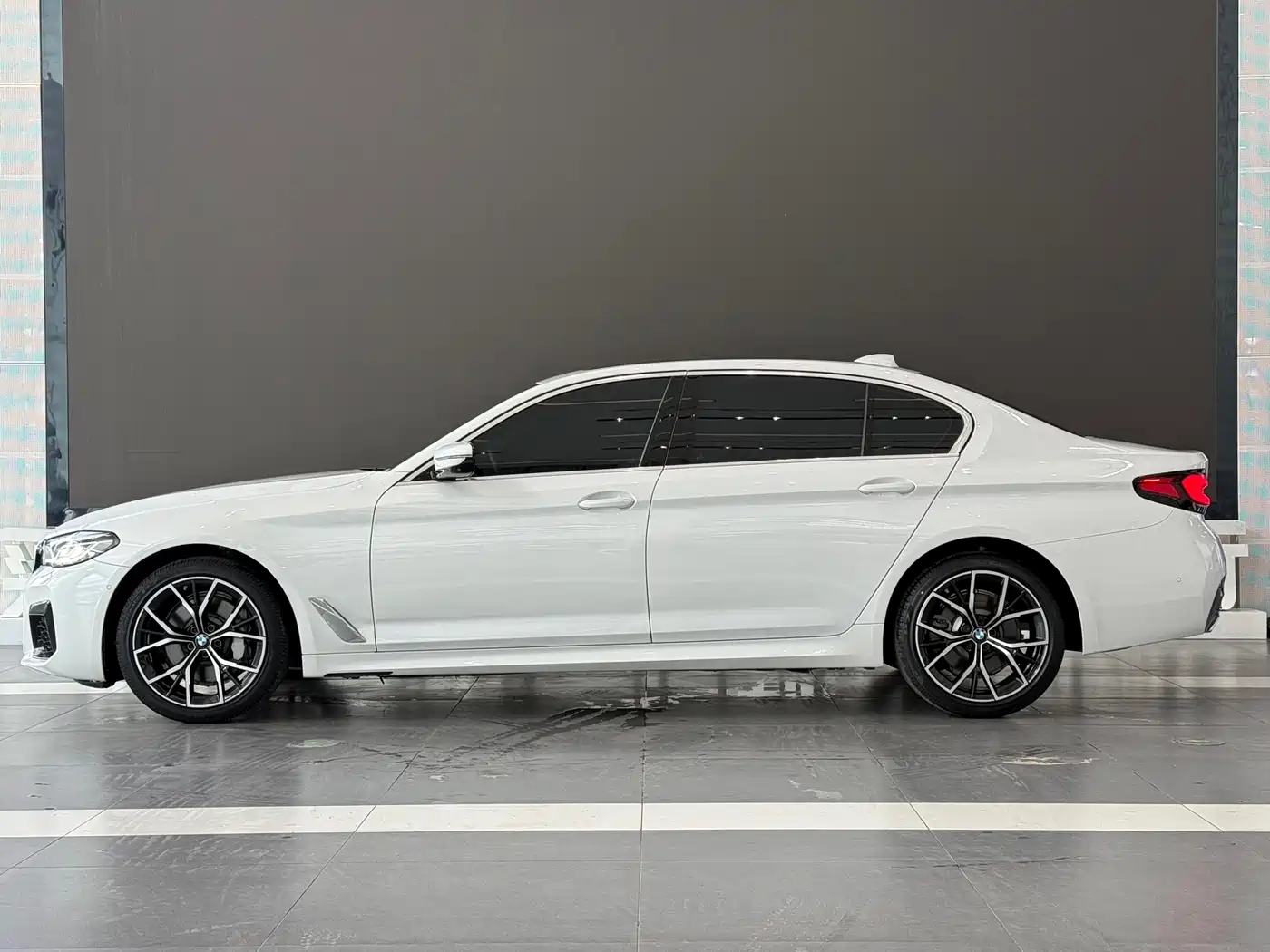 BMW 5 Series 2021 530Li Premium M Sport Package фото 4