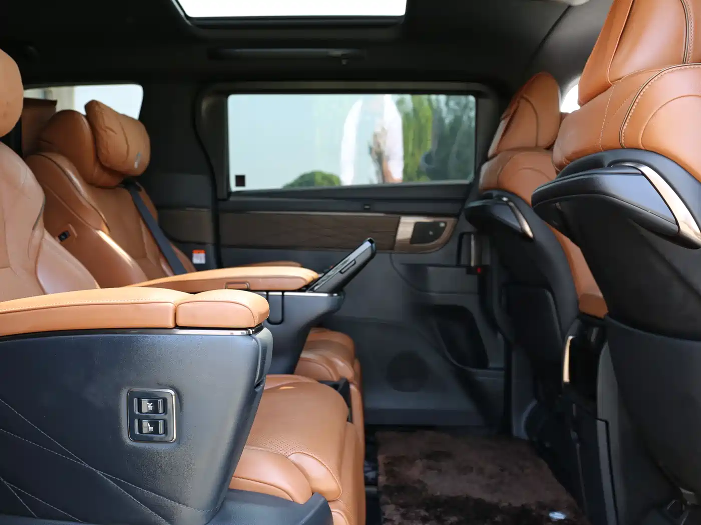 Toyota Alphard 2025 Hybrid 2.5L Ultimate Gold Edition фото 8