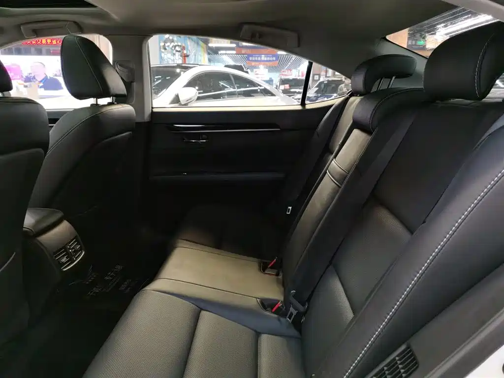 Lexus ES 2014 300h Elite Edition фото 7
