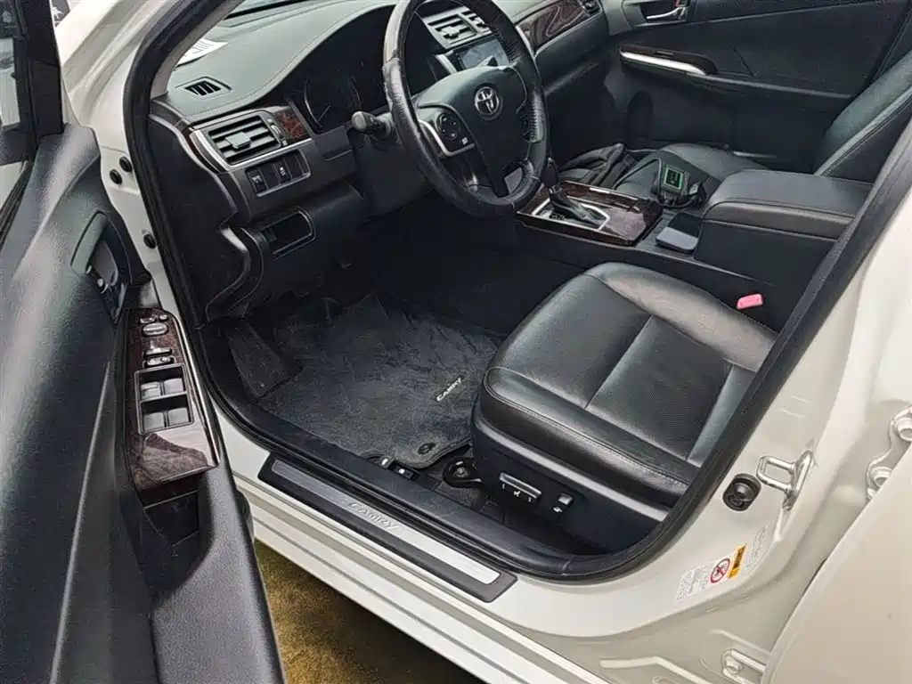 Toyota Camry 2016 2.0G 10th Anniversary Leading Edition фото 15