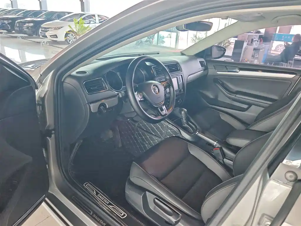 Volkswagen Sagitar 2018 1.6L Automatic Comfort фото 8