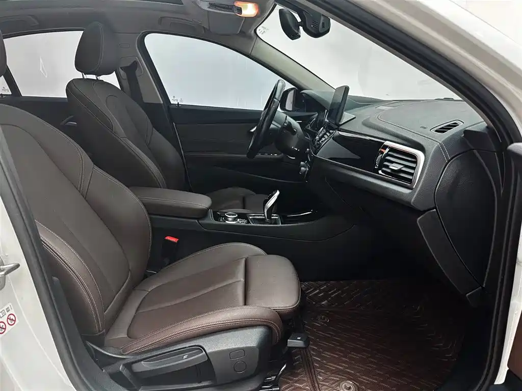 BMW 1 Series 2022 120i M Sport Shadow Edition фото 21