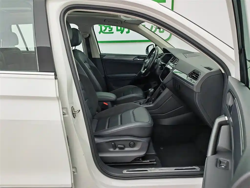 Volkswagen Tiguan L 2021 330TSI Automatic 2WD R-Line Premium фото 23
