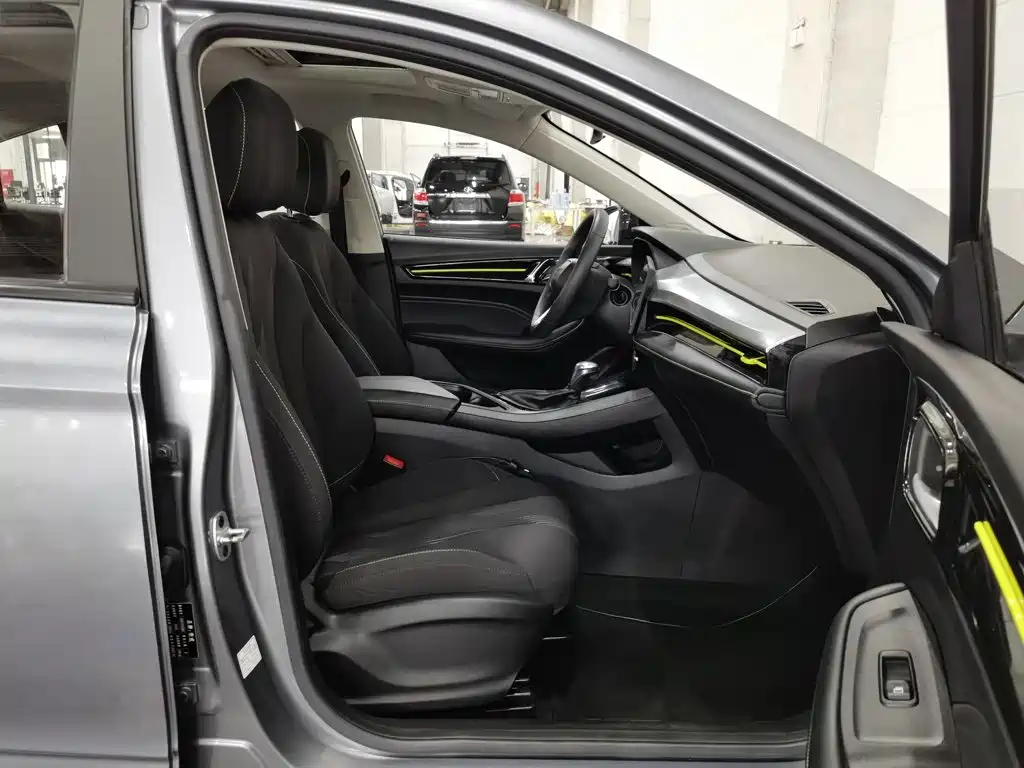 Фото 23 - Roewe i5