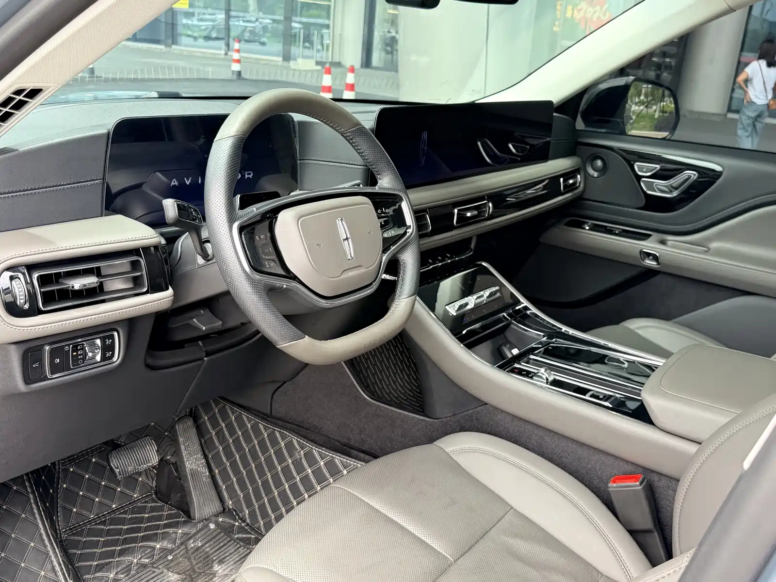 Фото 11 - Lincoln Aviator