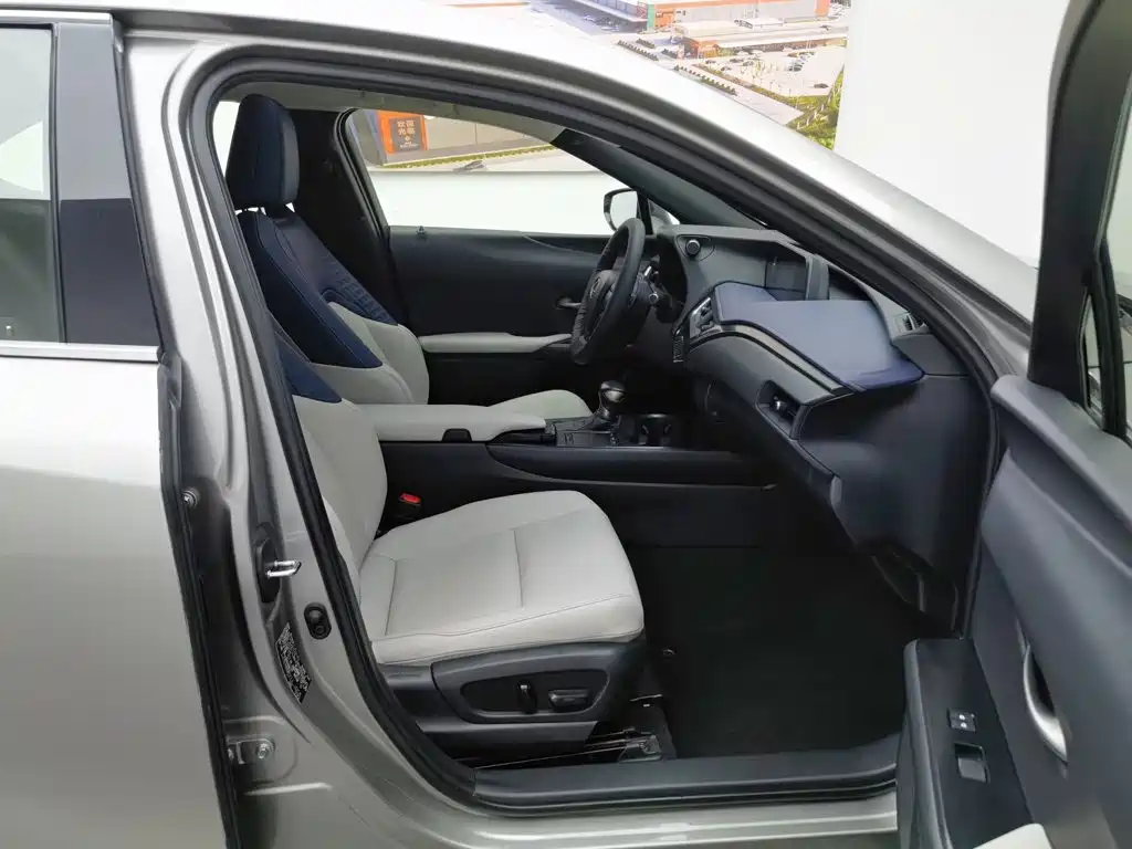 Фото 23 - Lexus UX