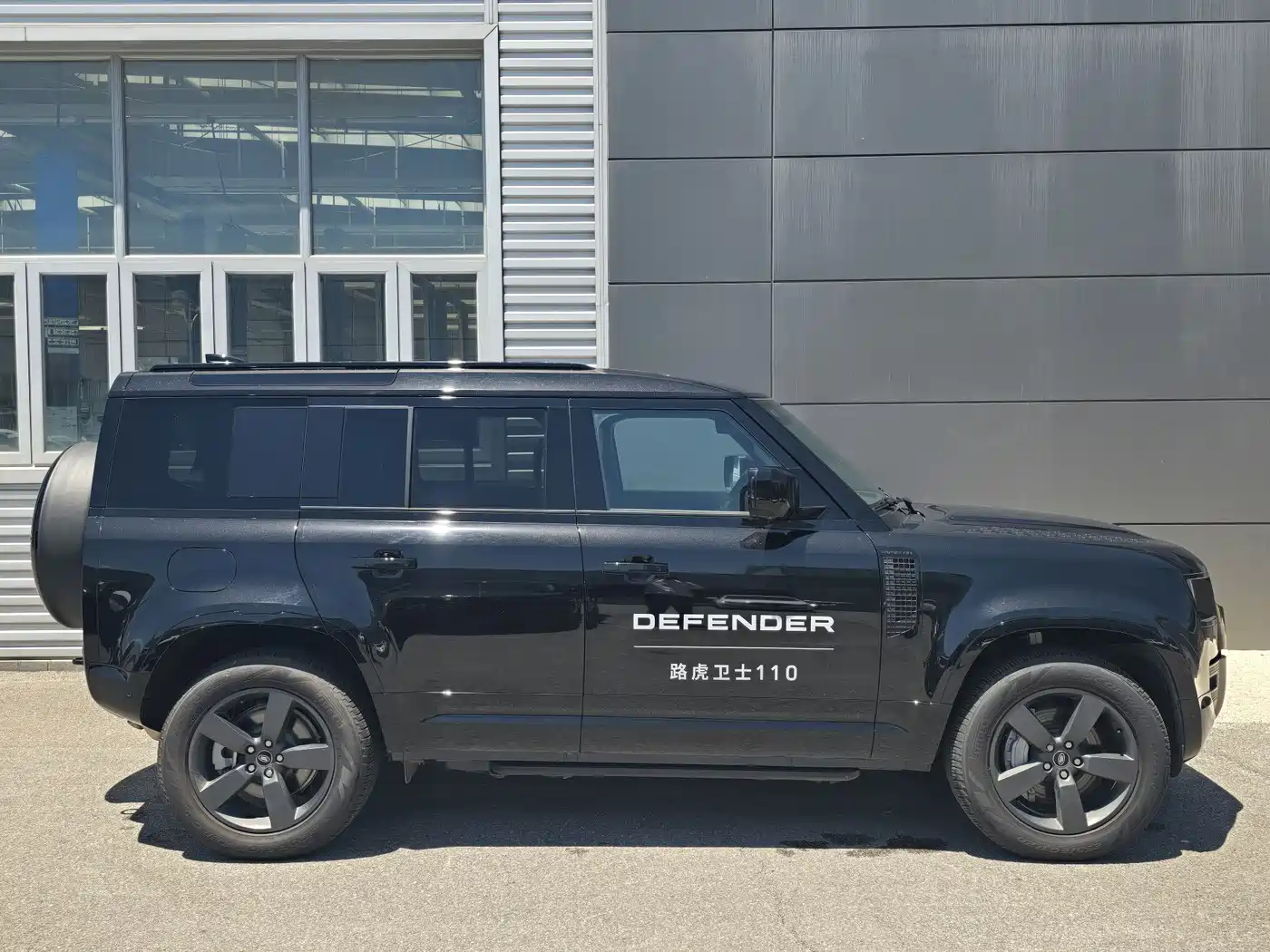Land Rover Defender 2025 110 3.0T P400 -Dynamic HSE фото 8
