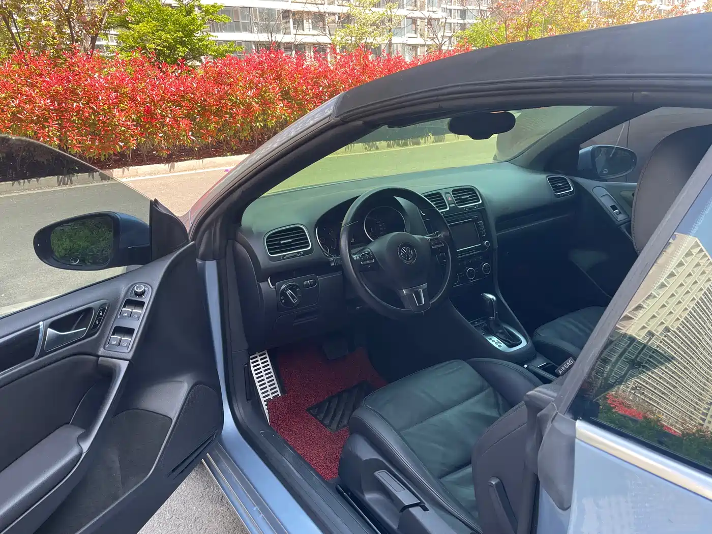 Volkswagen Golf (Import) 2012 1.4TSI Luxury Convertible Edition фото 7