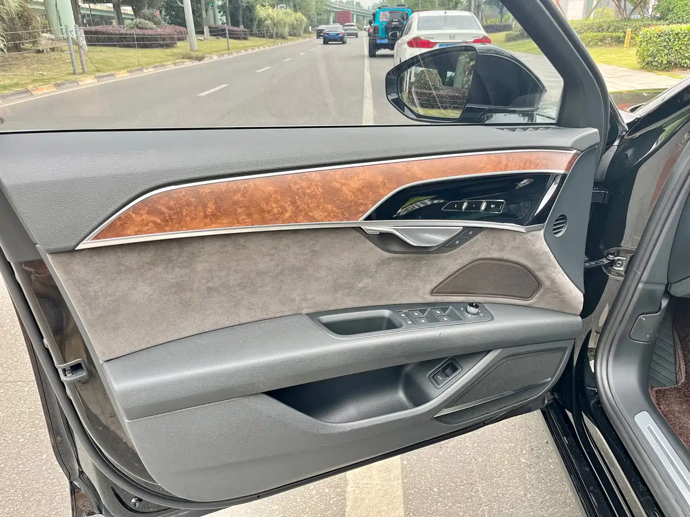 Audi A8 2018 A8L 55 TFSI quattro Launch Premium фото 8