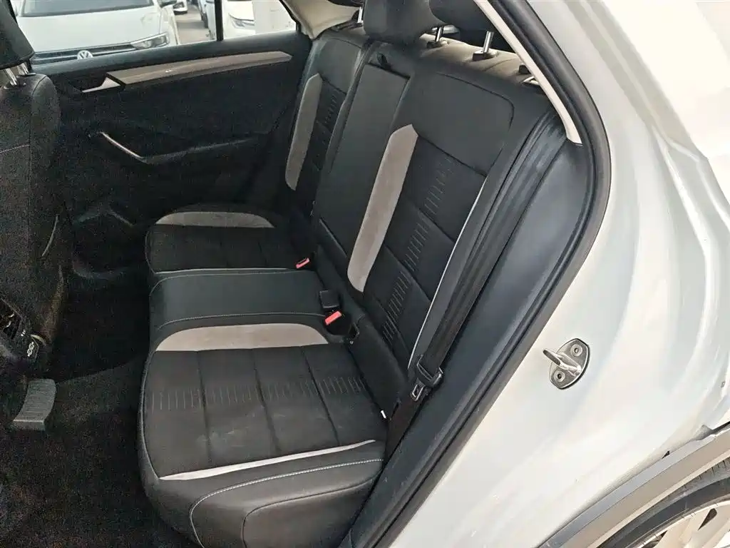 VOLKSWAGEN T-ROC EXPLORING SONGS